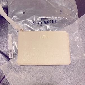 AUTHENTIC COACH WHITE LEATHER WRISTLET. BRAND NEW W TAGS